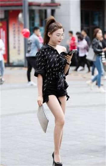 高美红在火车车厢有事
