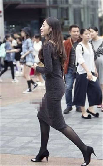 女老师和学生示范巴巴鱼