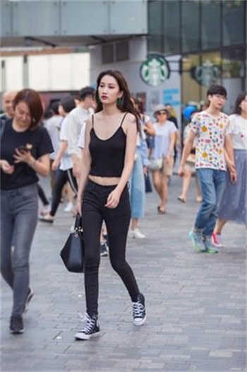偷卫生间的卫生巾