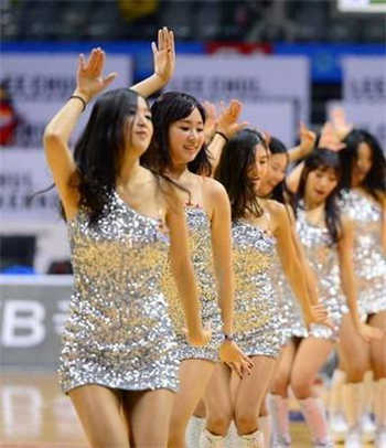 女人子为了一份合同
