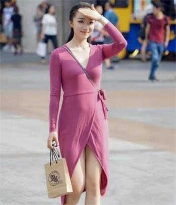 趴在闺蜜身上挨打作文