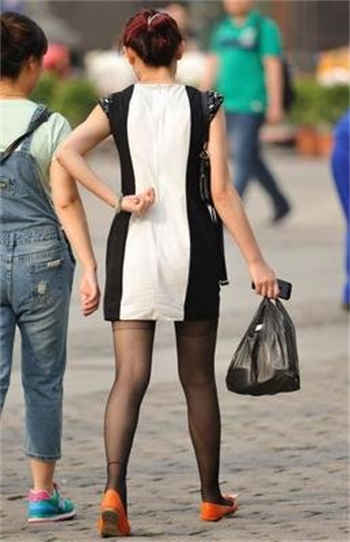 卖房子的人和客户睡觉