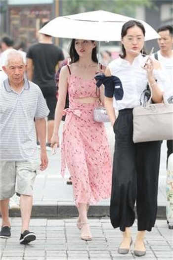佟与嫣在楼道