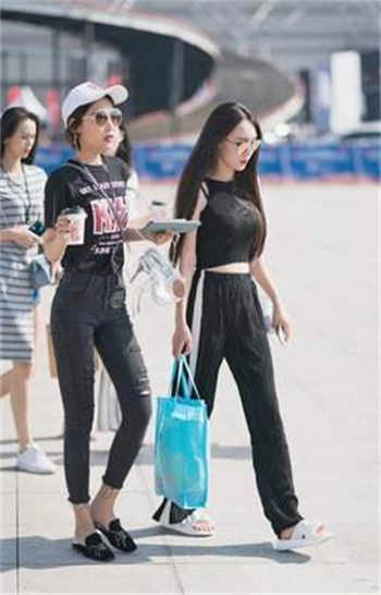女老师和学生示范巴巴鱼